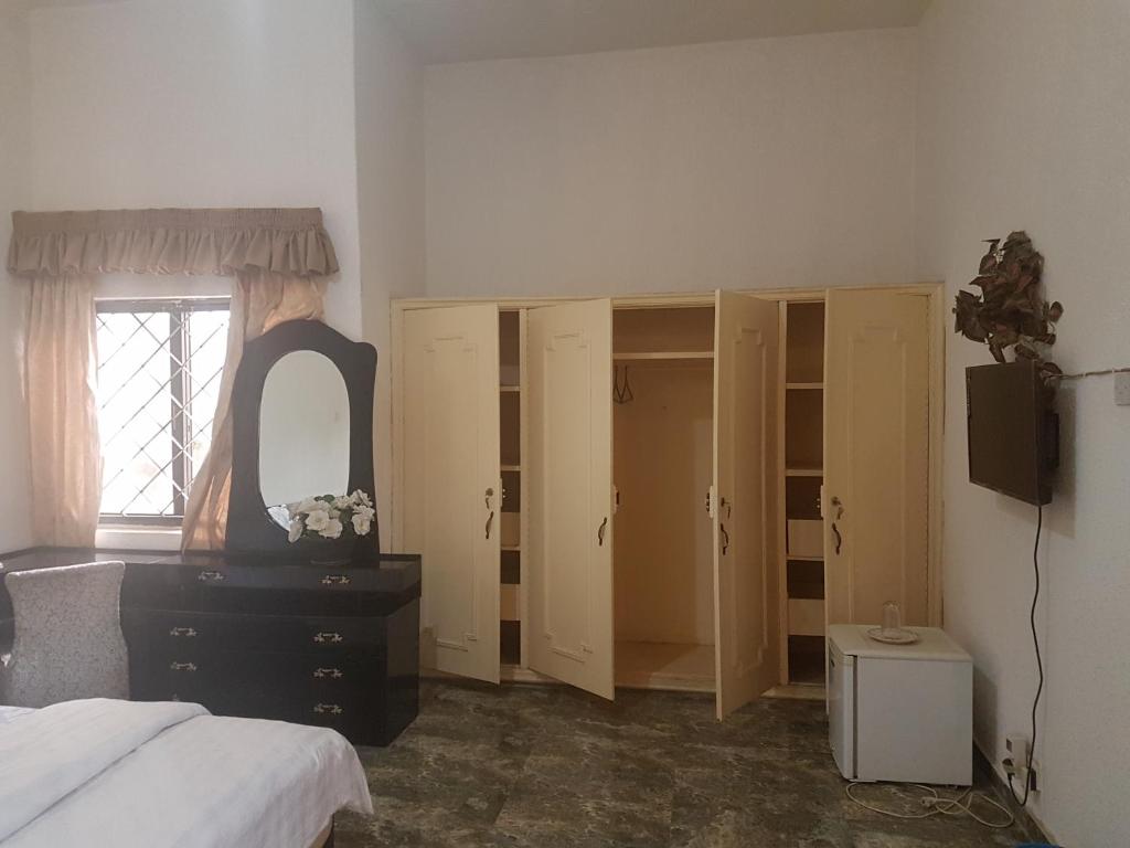 Hatfield Hotel and Suites room 6