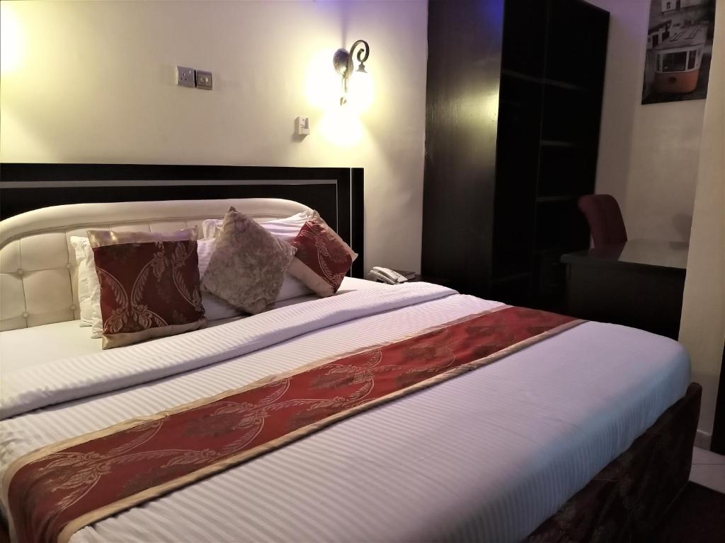 Ice Grand Hotel room 1