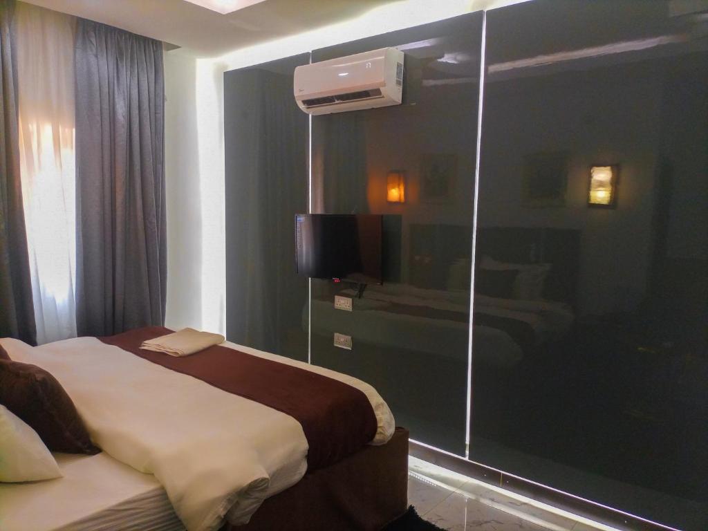 Ice Grand Hotel room 6
