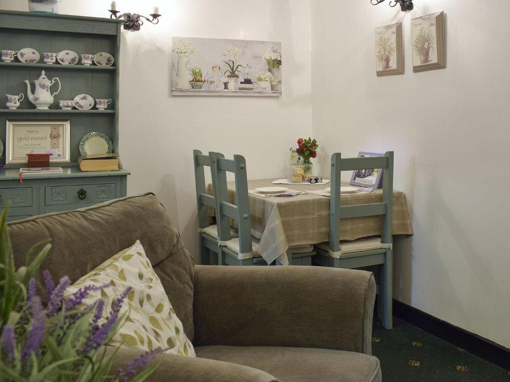 Ivy Cottage room 2