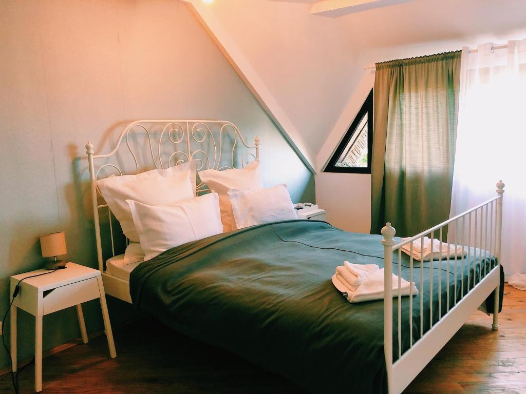https://pensiunealasalcialinistita.hotelonia.com/ room 1