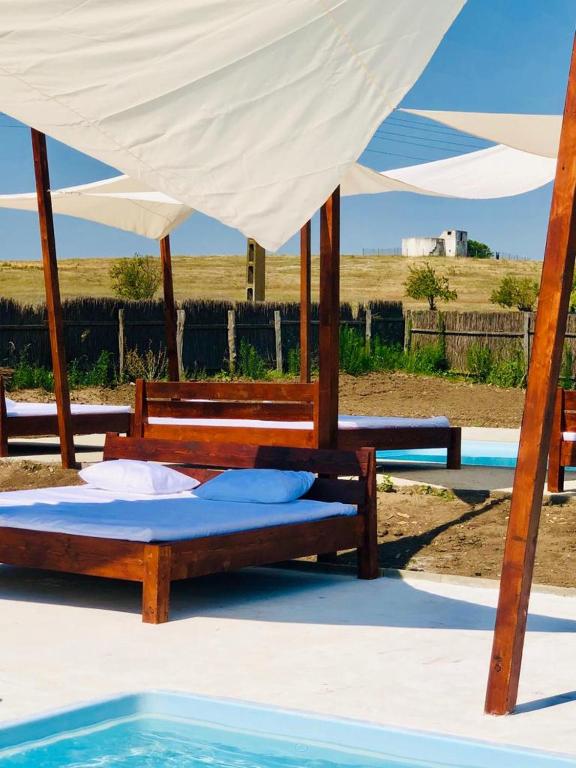 https://pensiunealasalcialinistita.hotelonia.com/ room 6