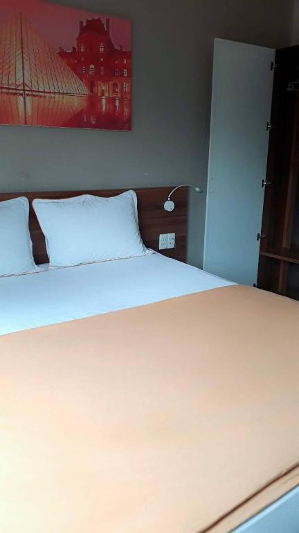 Lee Hotel room 6