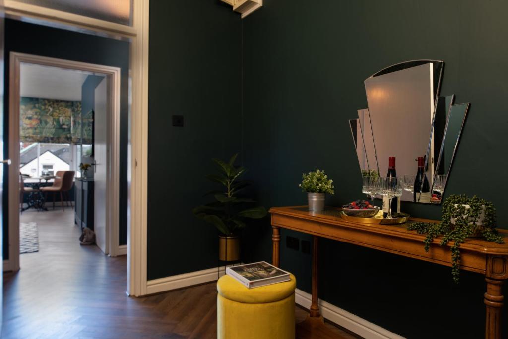 Lonsdale House Rentals room 3