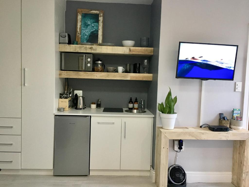 Lower Point Surf Studio room 5