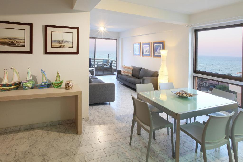 Makenzie Suite room 2