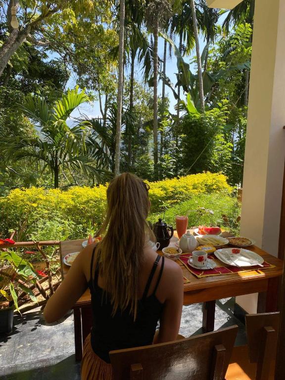 Mango Shadow Inn Ella room 1