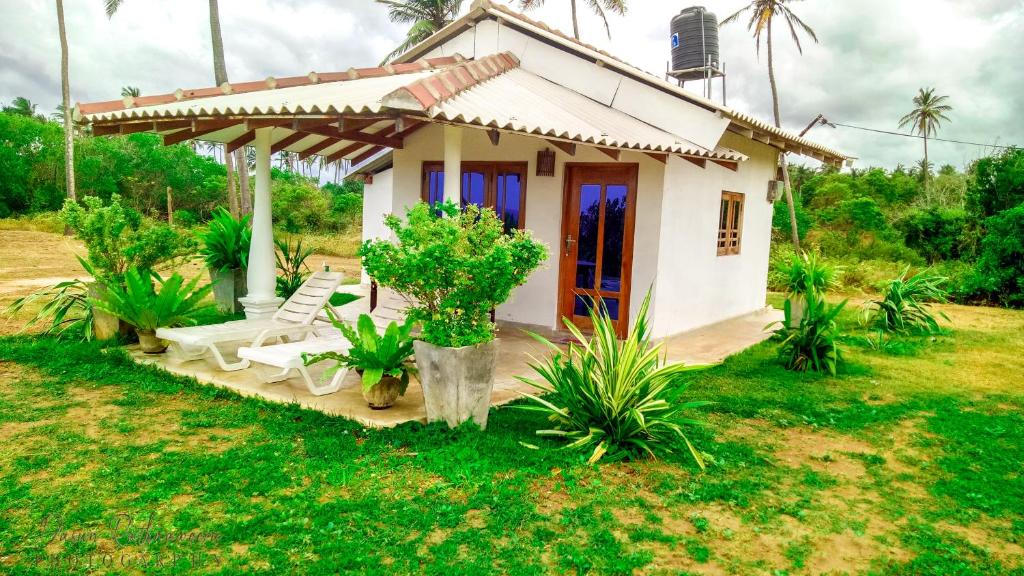 Maxlanka Beach Villa room 1