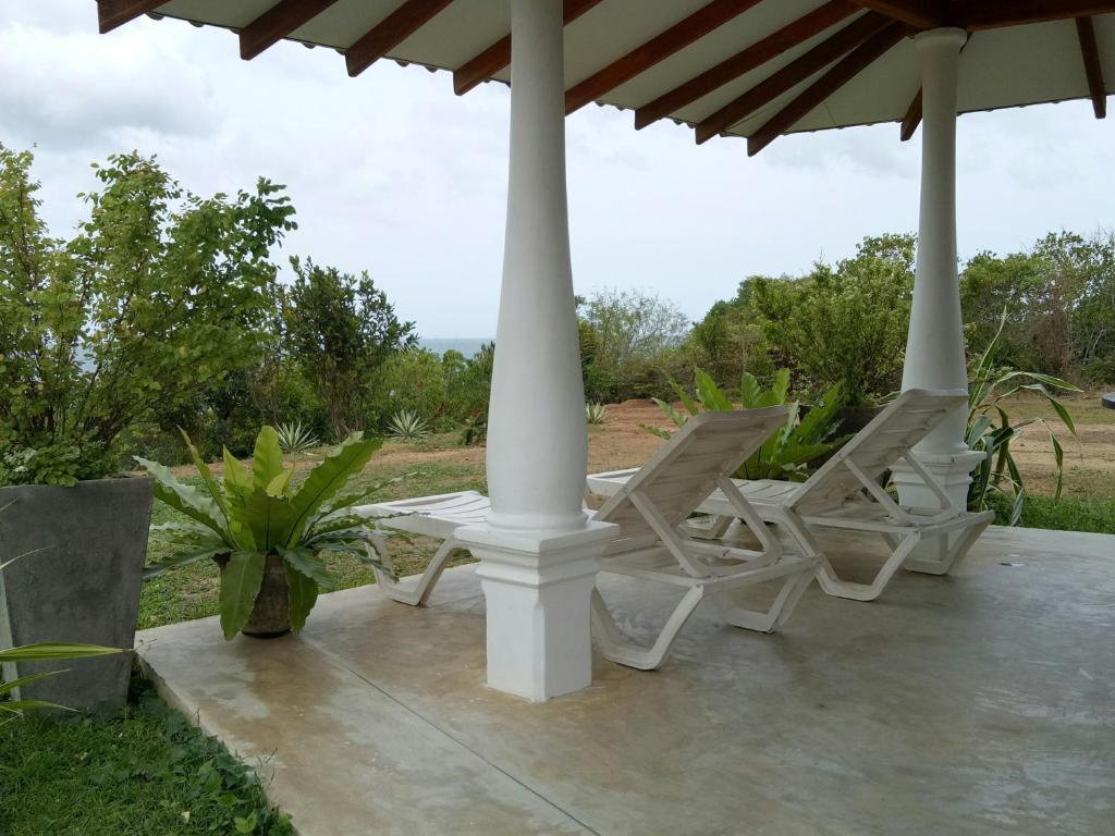 Maxlanka Beach Villa room 3