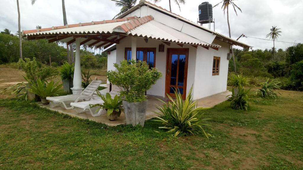 Maxlanka Beach Villa room 4