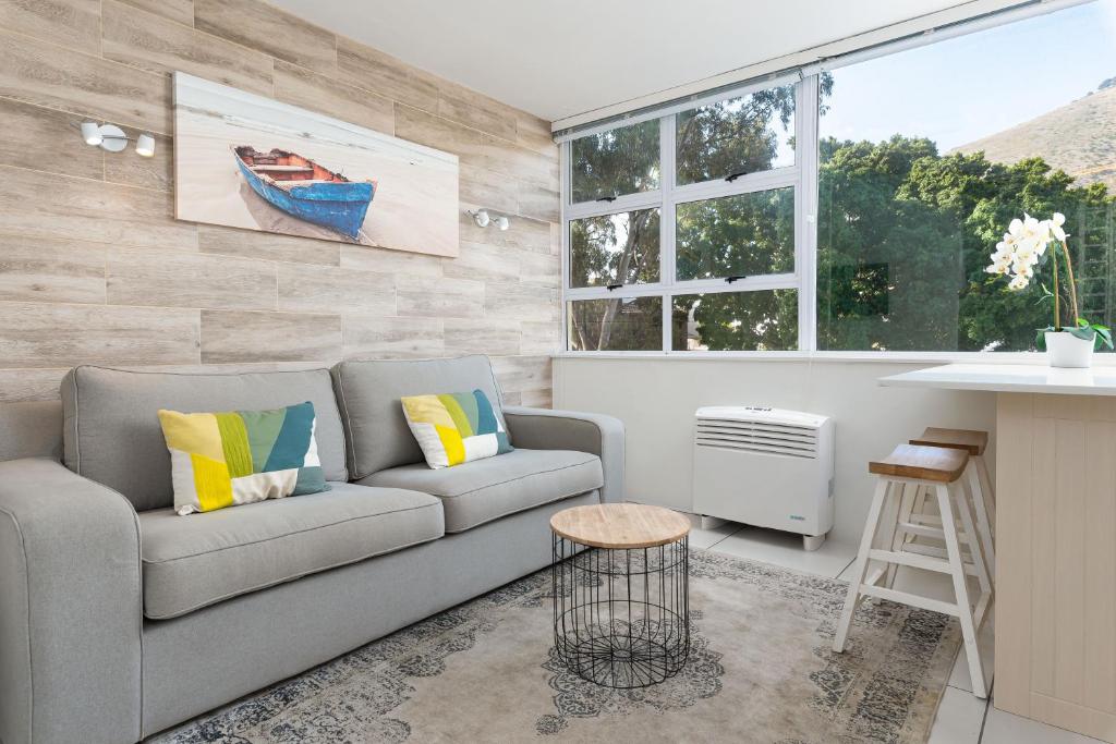 Montclair Apartments room 2