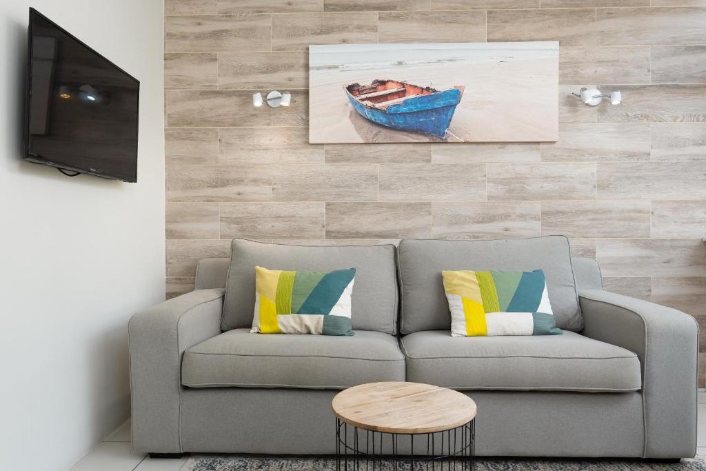 Montclair Apartments room 4