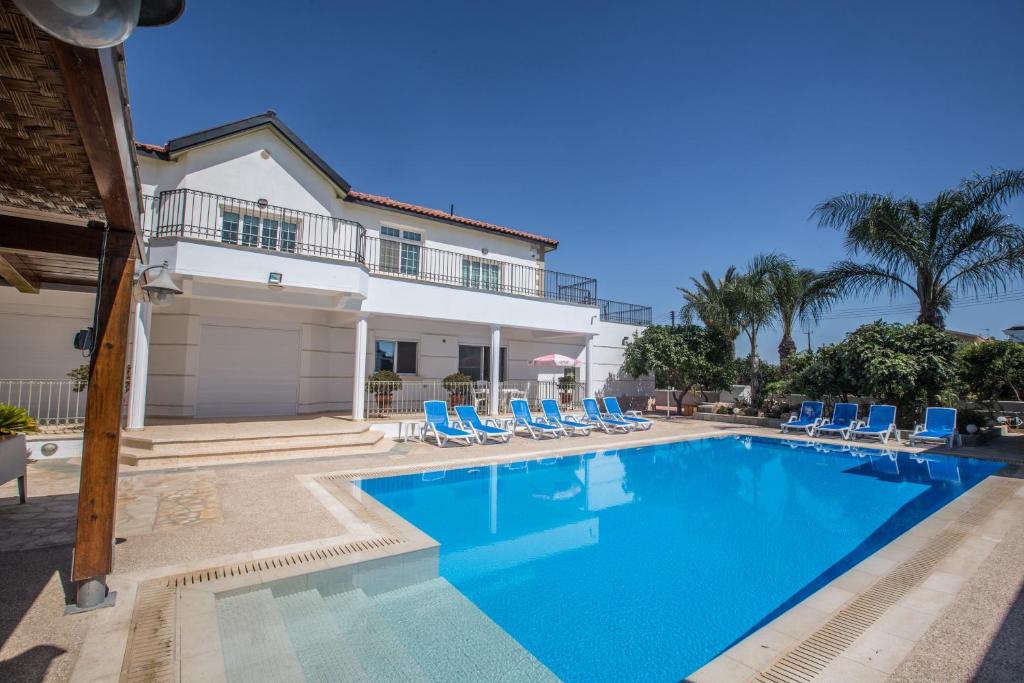 Papas Family Villa room 2