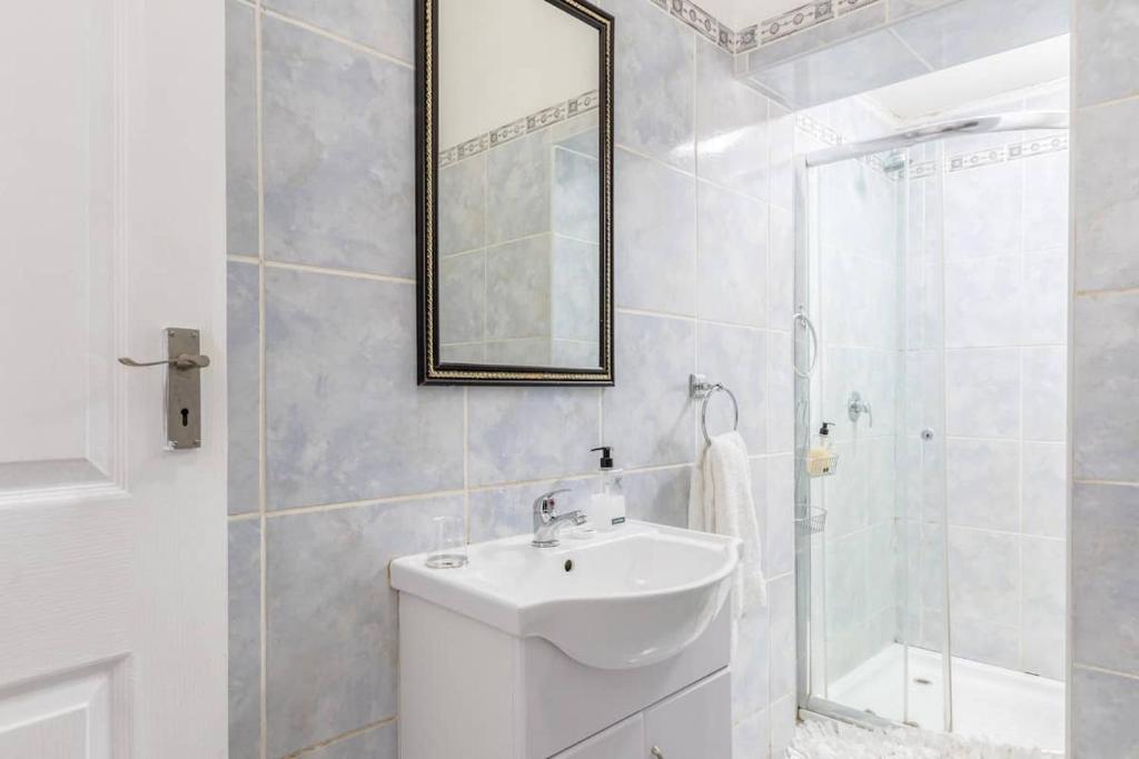 Parthenon Mansion room 6