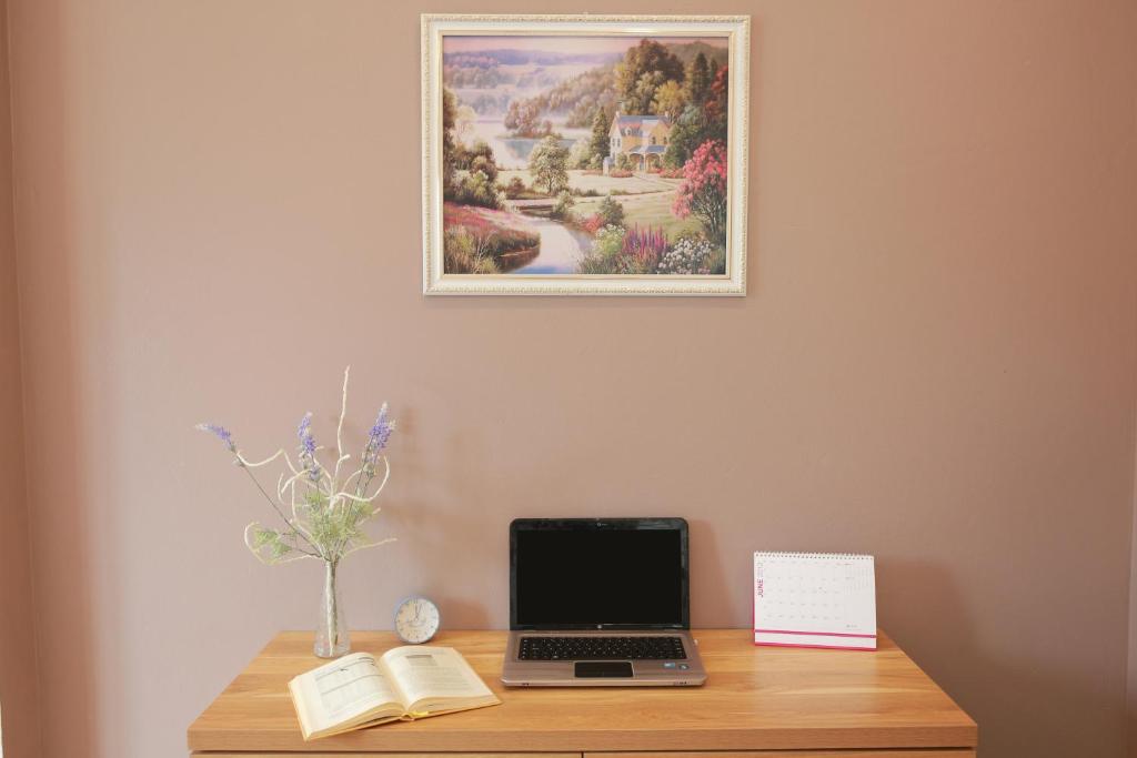 Pretty White House room 5