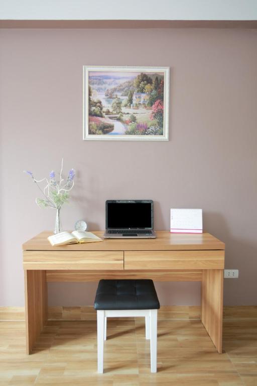 Pretty White House room 6