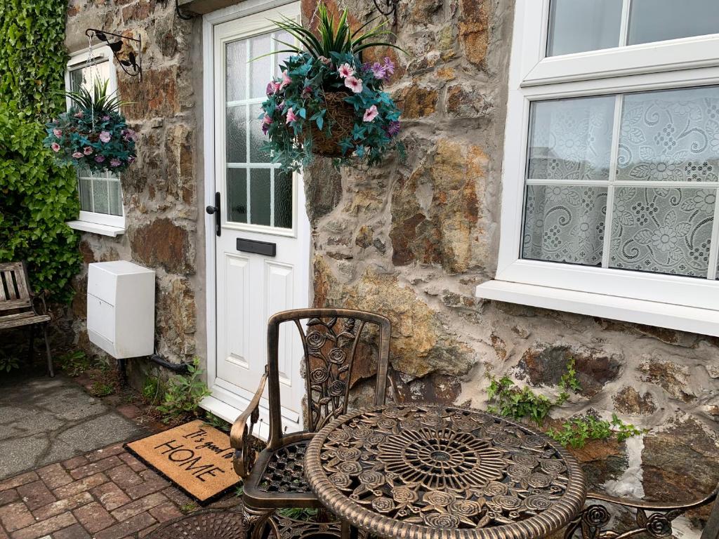 Pwllheli Marina Cottage room 3