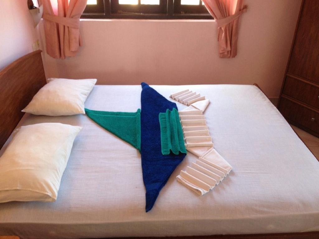 Red Rose Hotel room 4