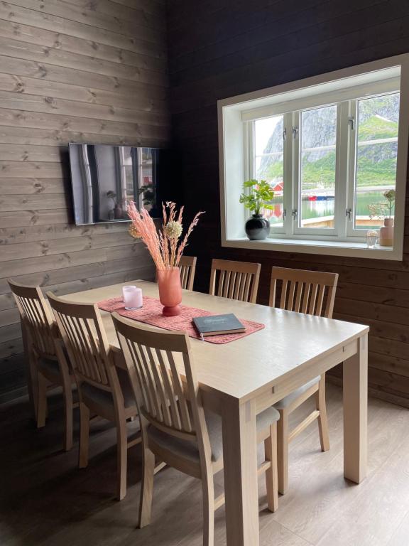 Reine Seaview Cabin room 6