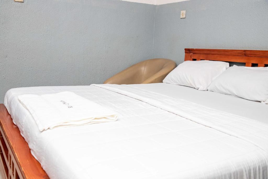 Rob Emmics Hotel Limited room 1