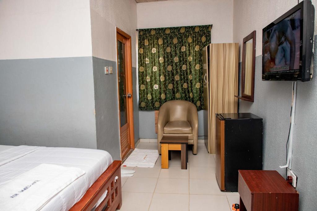 Rob Emmics Hotel Limited room 2