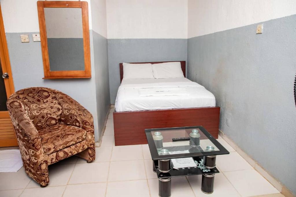 Rob Emmics Hotel Limited room 3