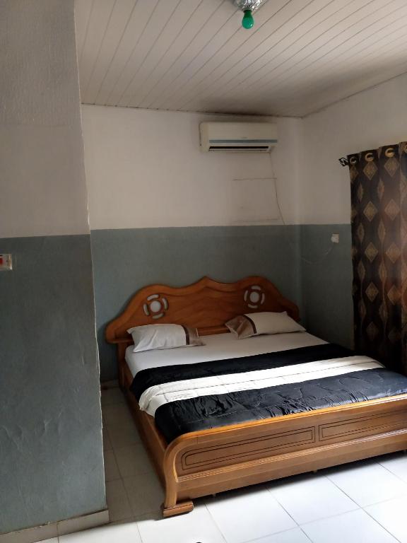 Rob Emmics Hotel Limited room 4