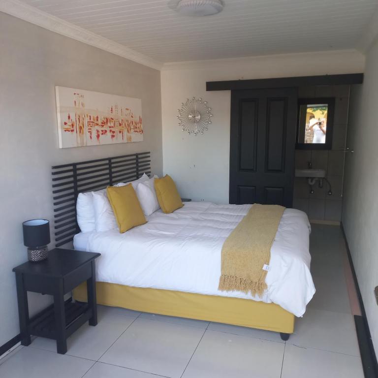 Roberts Place Paarl room 2