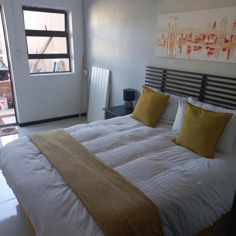 Roberts Place Paarl room 6