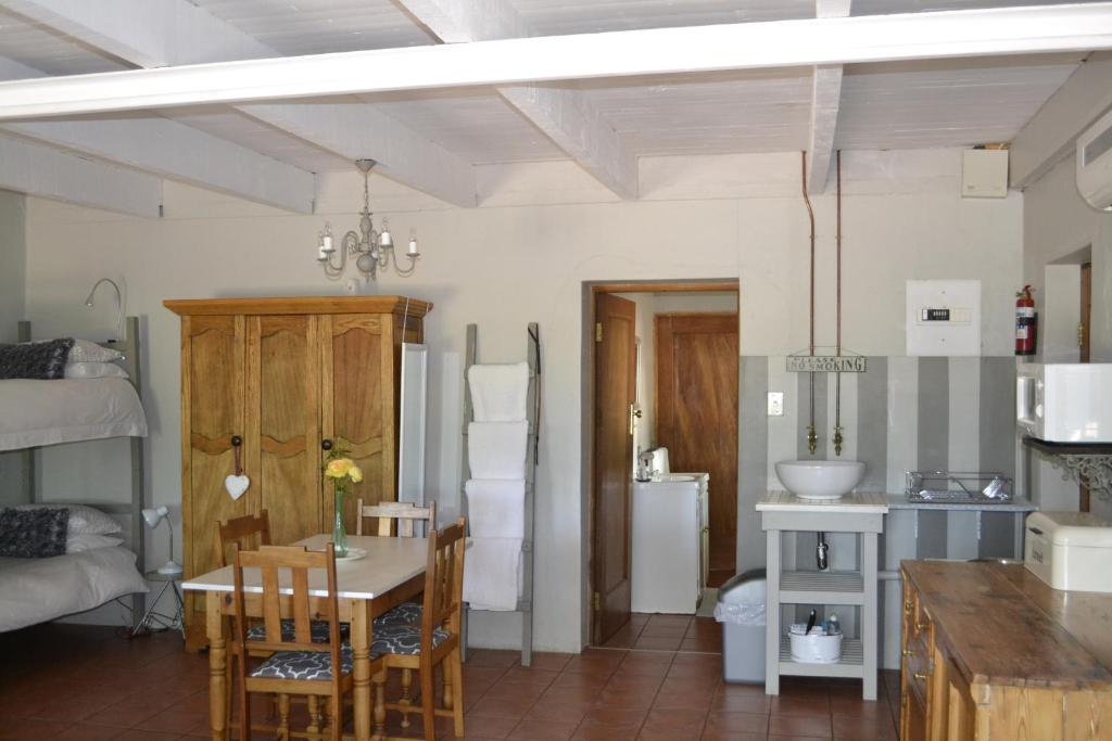 Rooiheuwel Cottage room 2