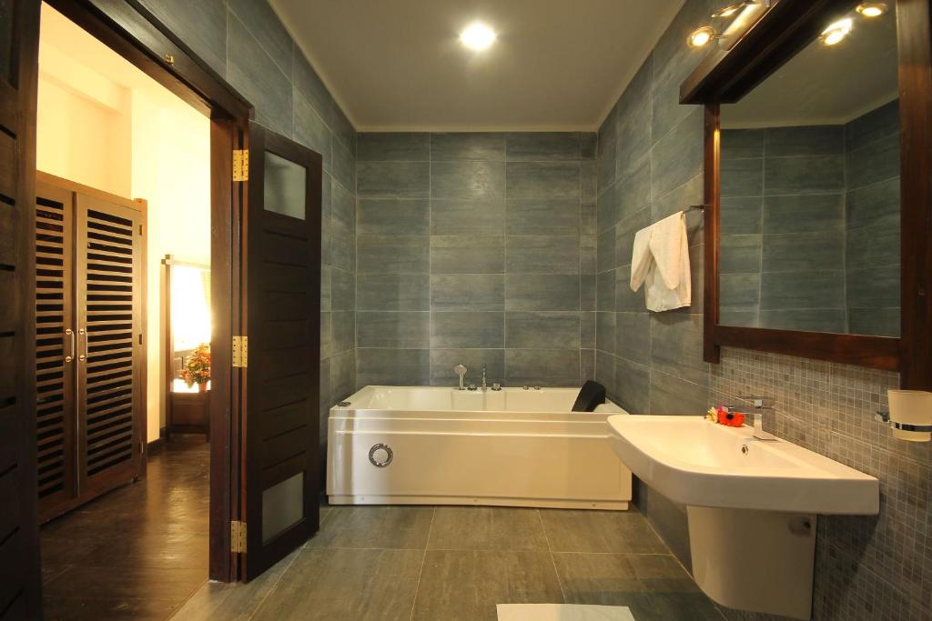 Saffron Hotel room 3