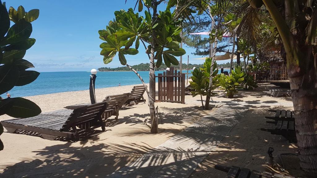 Sandy Beach Hotel room 4