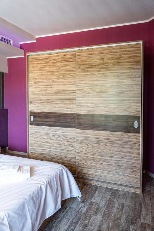 Sea Breeze Apartment room 4
