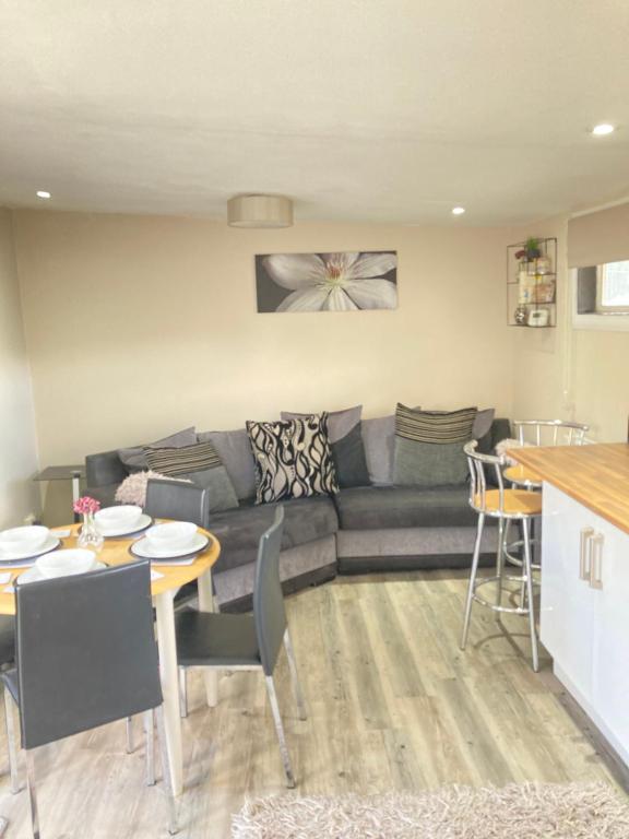 Stunning 2-bed Cabin in Nantglyn Denbigh room 1