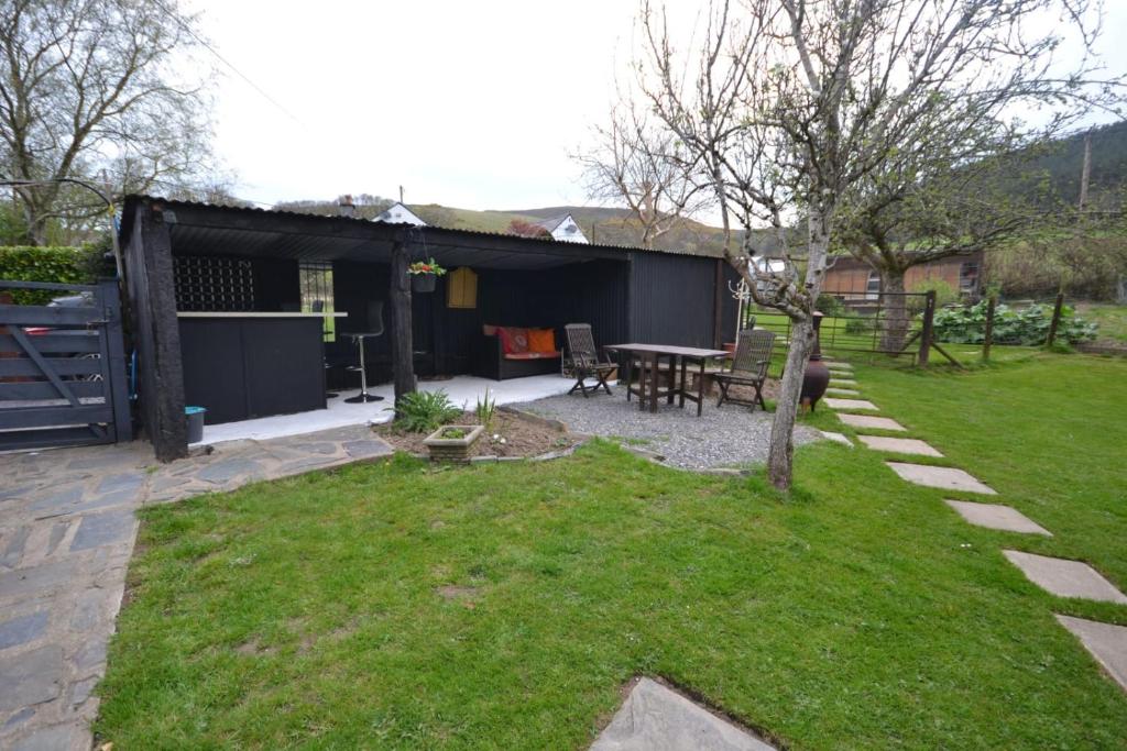 Stunning 2-bed Cabin in Nantglyn Denbigh room 3