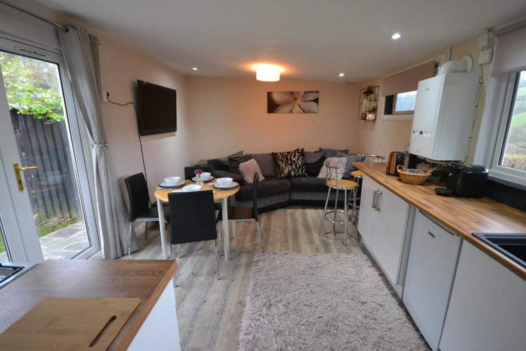 Stunning 2-bed Cabin in Nantglyn Denbigh room 6