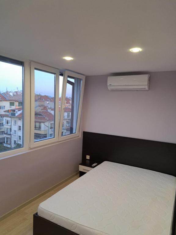 Sunny Apartment room 2