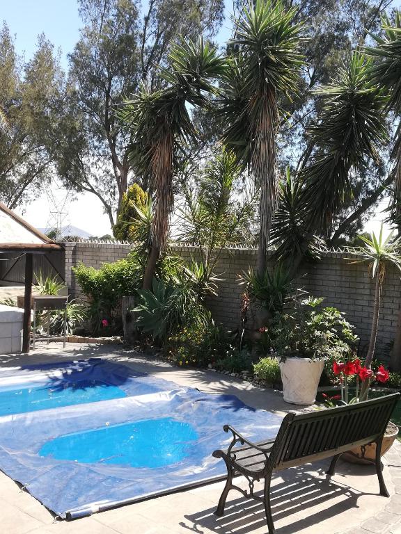 Sunny Get Away For A Family Of 4 room 5