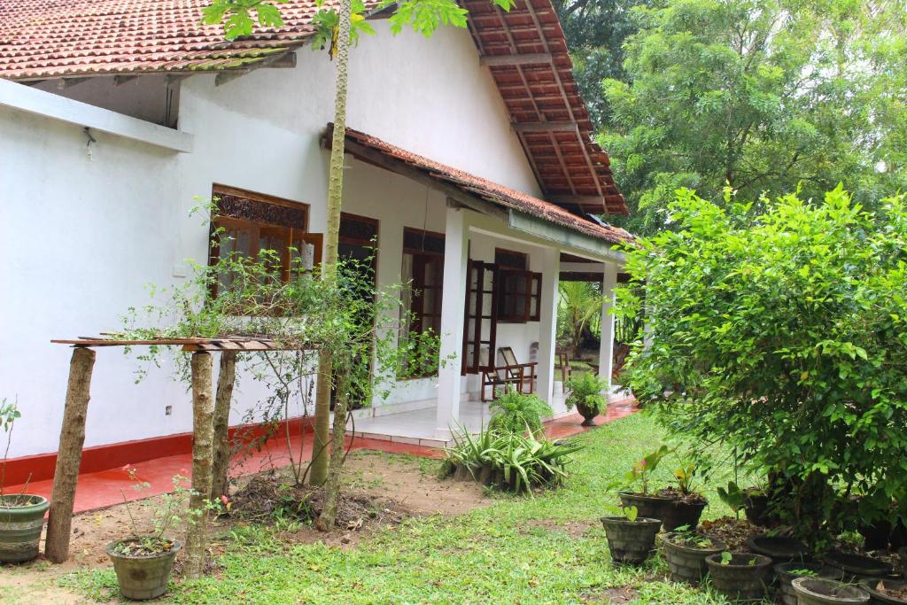 Surf House Gunasewana room 1