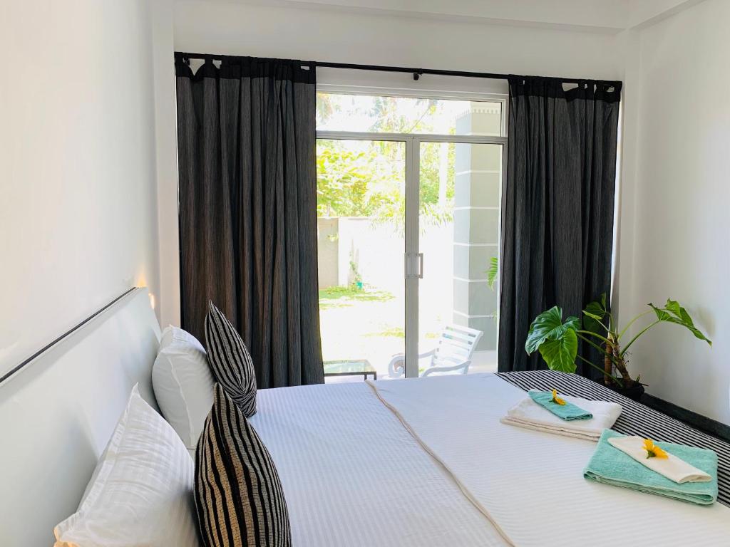 The Litzy room 1