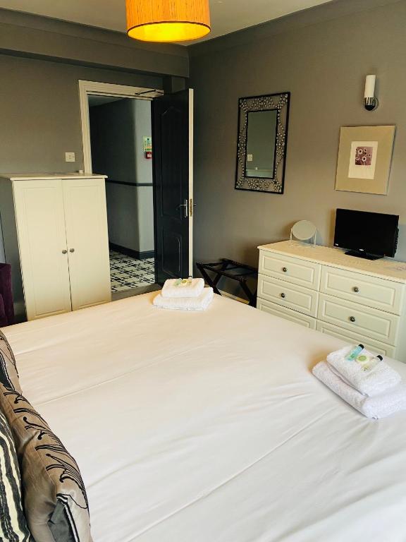 The Traxx Hotel room 4