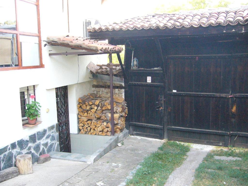 Guest House With The Wooden Plough room 3