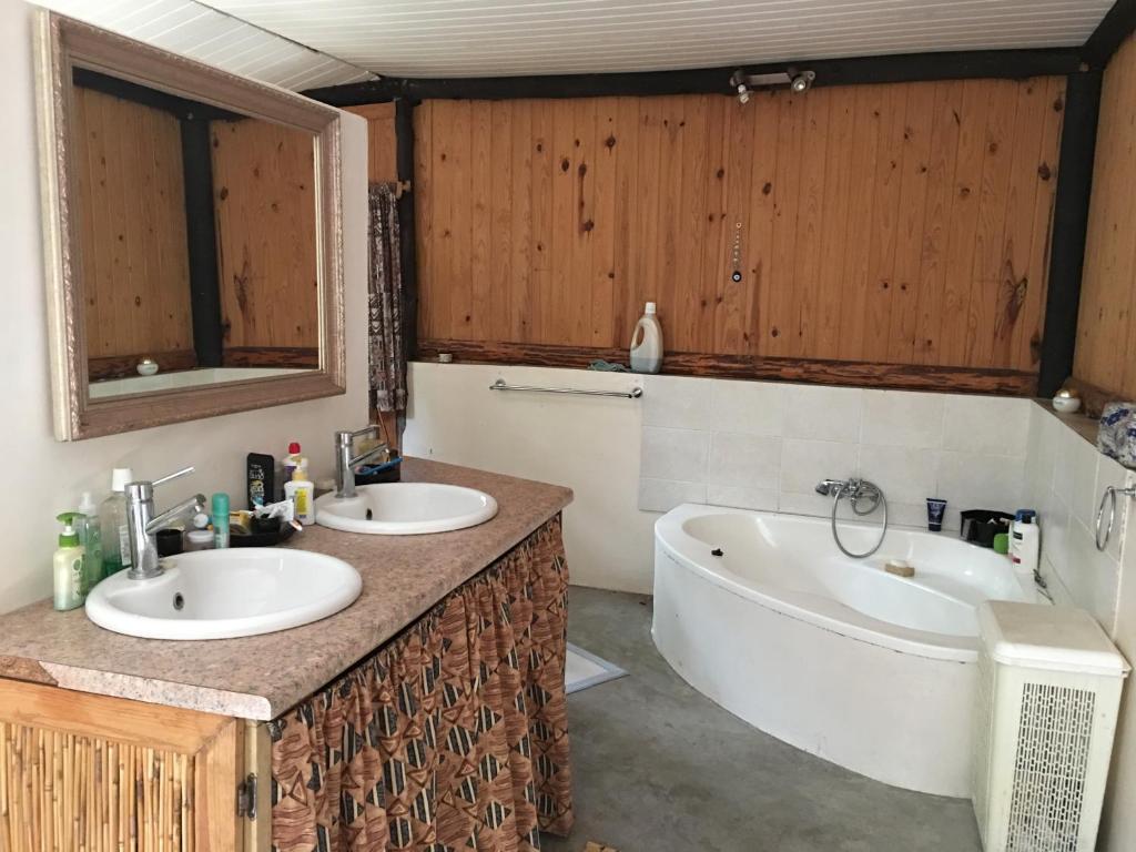 Toad Tree Cabins room 1