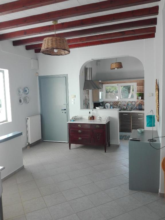 VILLA LAMBROS room 6