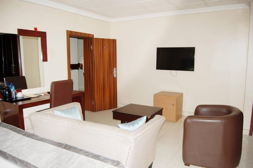 Villa Park Hotel and Suites room 1
