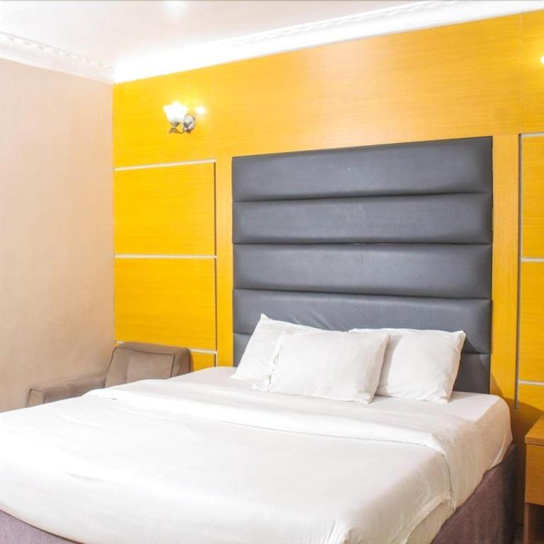 Villa Park Hotel and Suites room 2