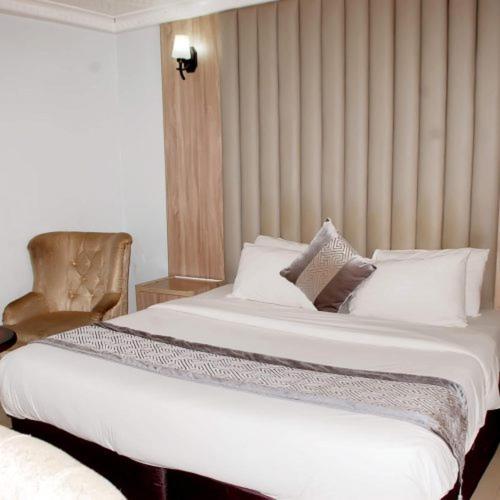 Villa Park Hotel and Suites room 3