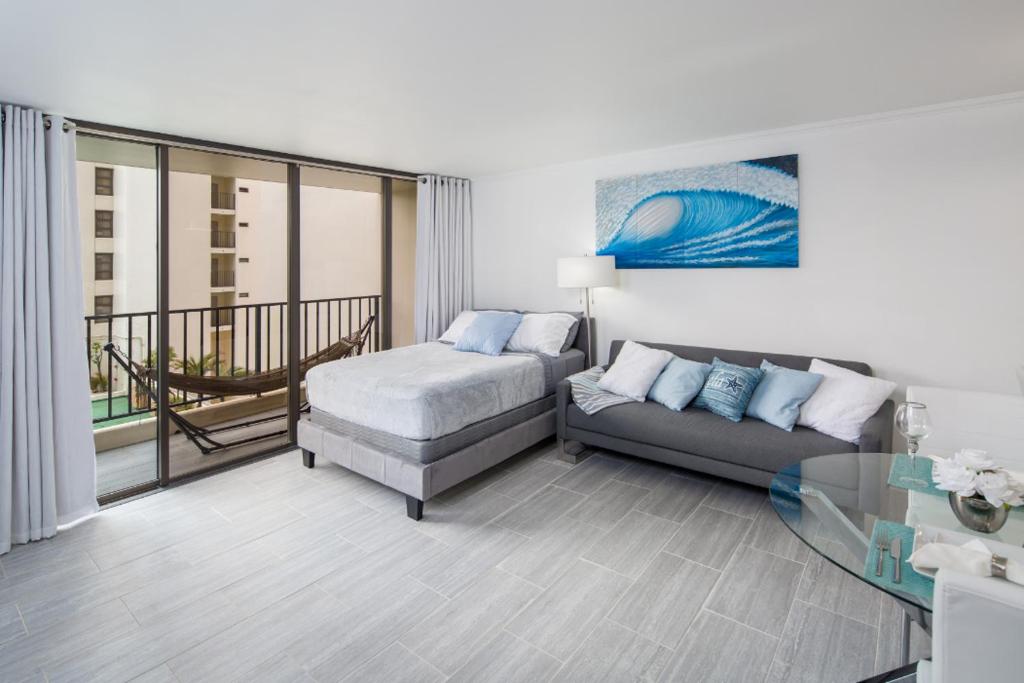 WAIKIKI BANYAN PARKING room 1