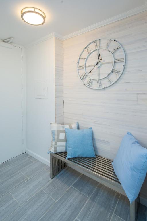 WAIKIKI BANYAN PARKING room 4