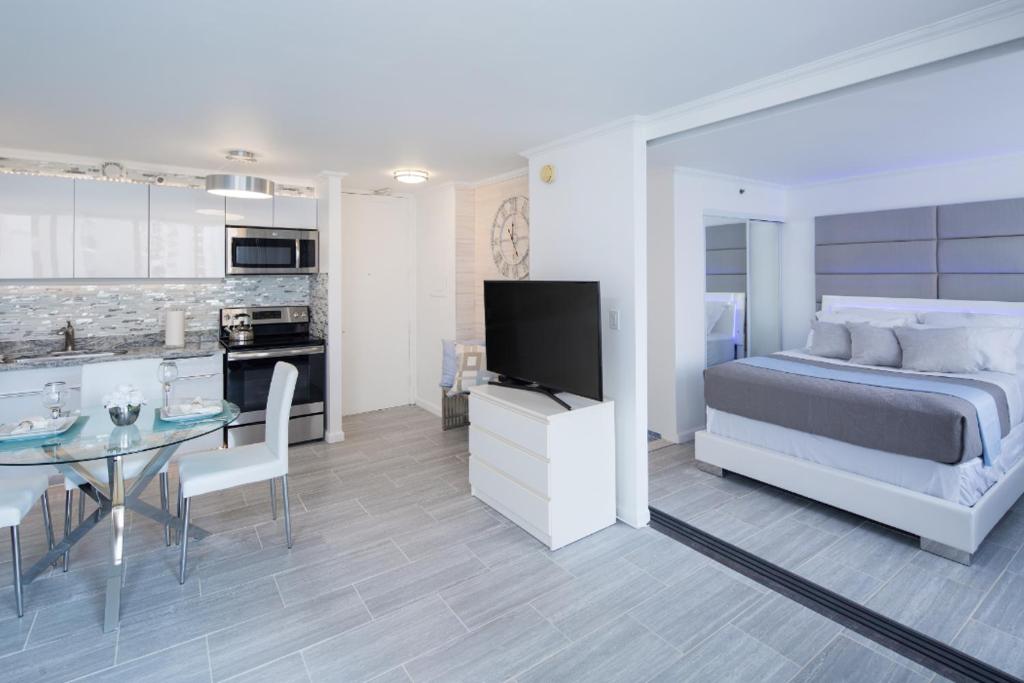 WAIKIKI BANYAN PARKING room 5